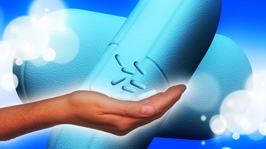 hand blaue pille